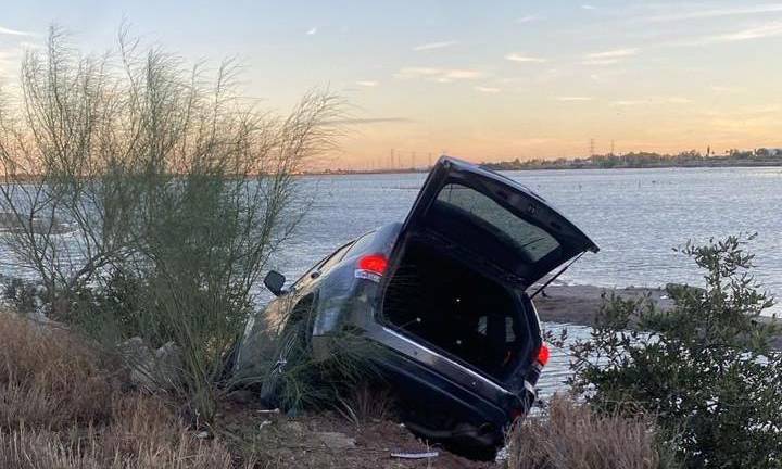 Accidente en la entrada a Topolobampo dejó a una mujer hospitalizada y cuantiosos daños materiales