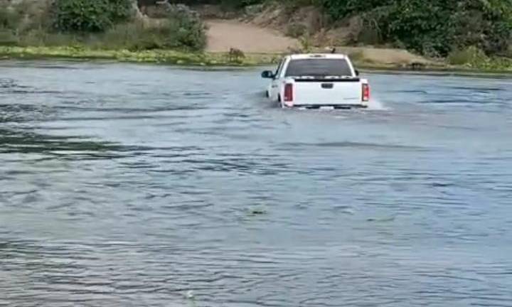 Con la reciente crecida del Río Baluarte, una camioneta se atreve a cruzarlo.