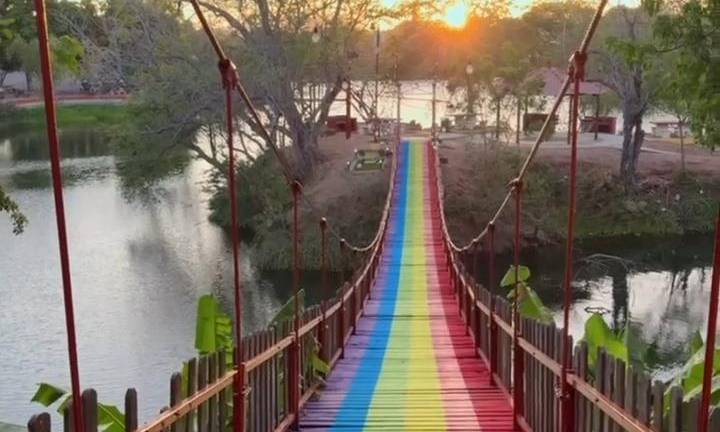 El puente colgante de la Laguna del Iguanero, en Rosario, luce nueva pintura.