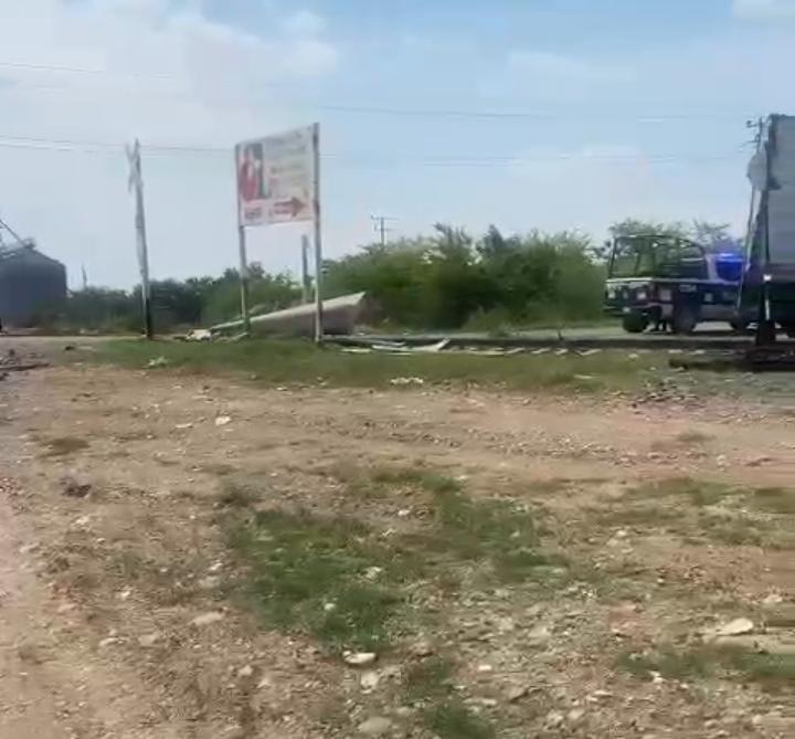 $!Tren impacta la caja de un tráiler en Quilá, en Culiacán