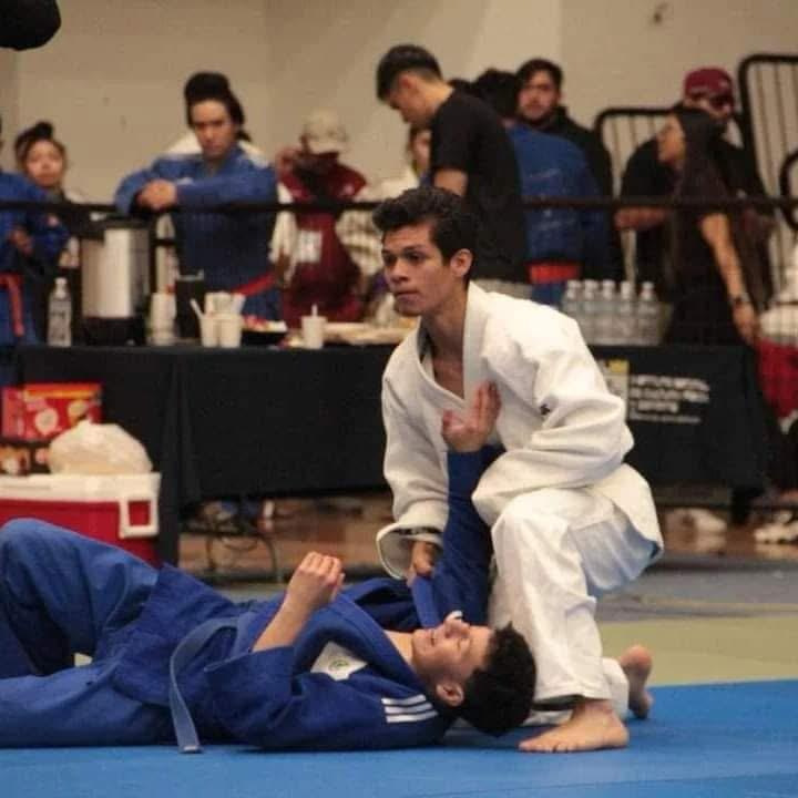 $!Entre estudios, judo y bolear zapatos: Benjamín Mendoza persigue en El Rosario su sueño olímpico