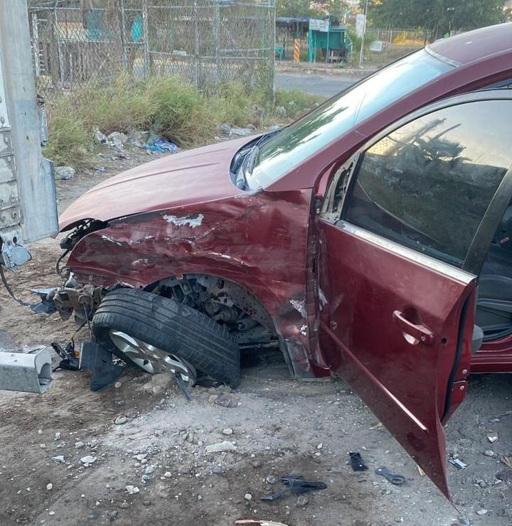 $!Choca vehículo y queda al borde del mar en la carretera Mochis-Topolobampo