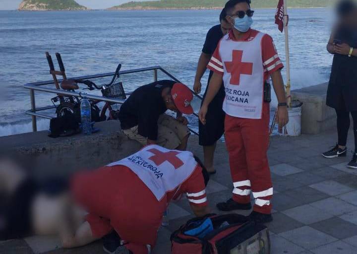 Se mete al mar en Mazatlán y una ola lo avienta a zona rocosa y se golpea la cabeza