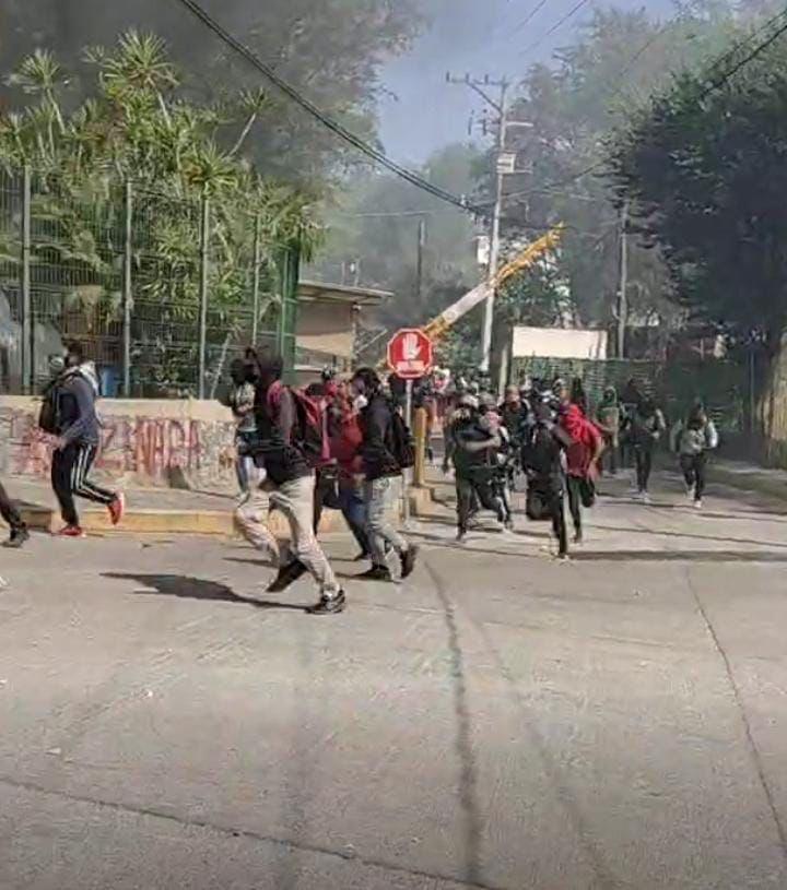 $!Normalistas de Ayotzinapa irrumpen en la sede de la Fiscalía de Guerrero