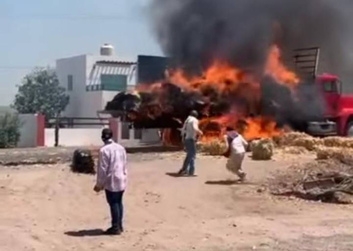Se incendia tráiler cargado con alimento para ganado en El Salado, al ...