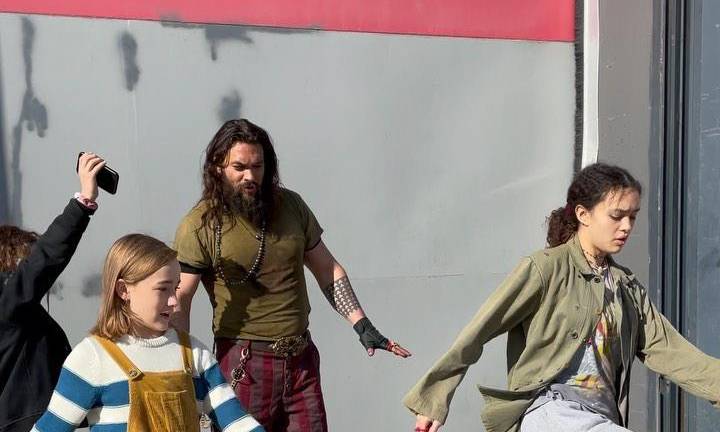 Jason Momoa dando clases de baile.