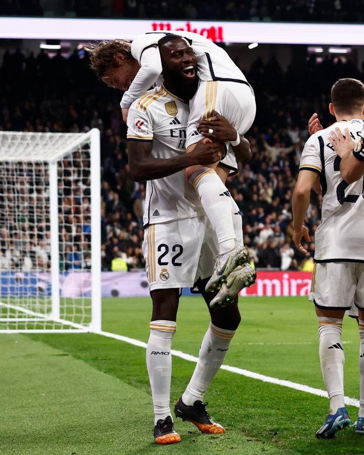 Real Madrid golea al Villarreal y es líder