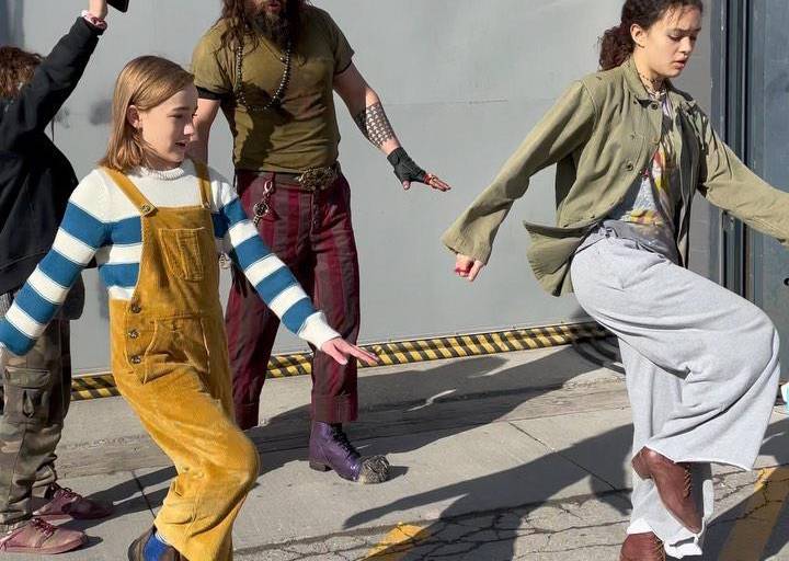 Jason Momoa comparte video en donde su hija le enseña a bailar