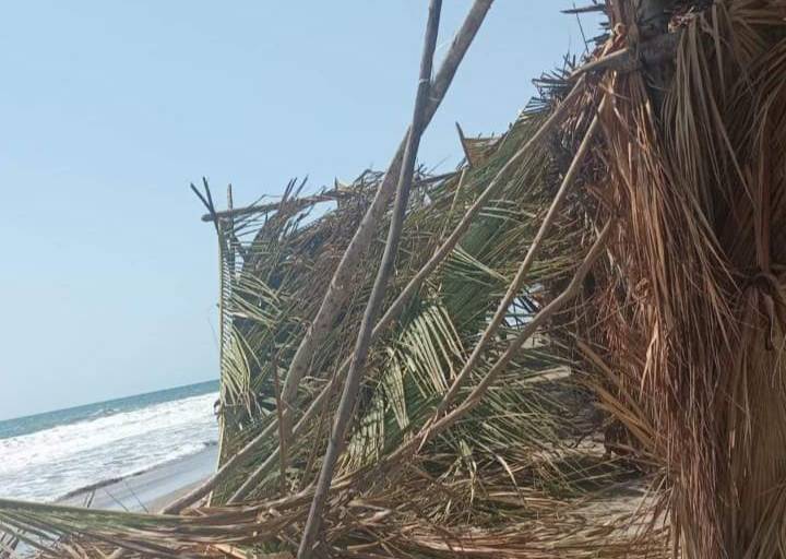 Piden a bañistas no meterse al mar en Las Cabras por el mar de fondo