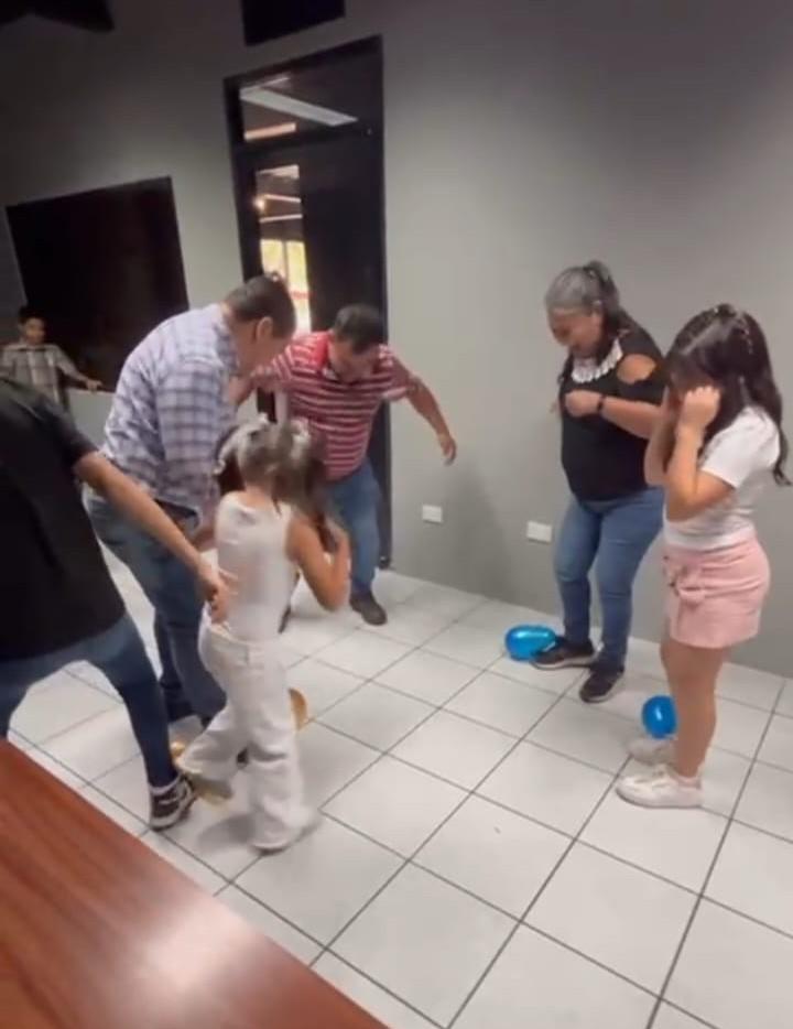 $!Los papás también se divirtieron con los juegos.