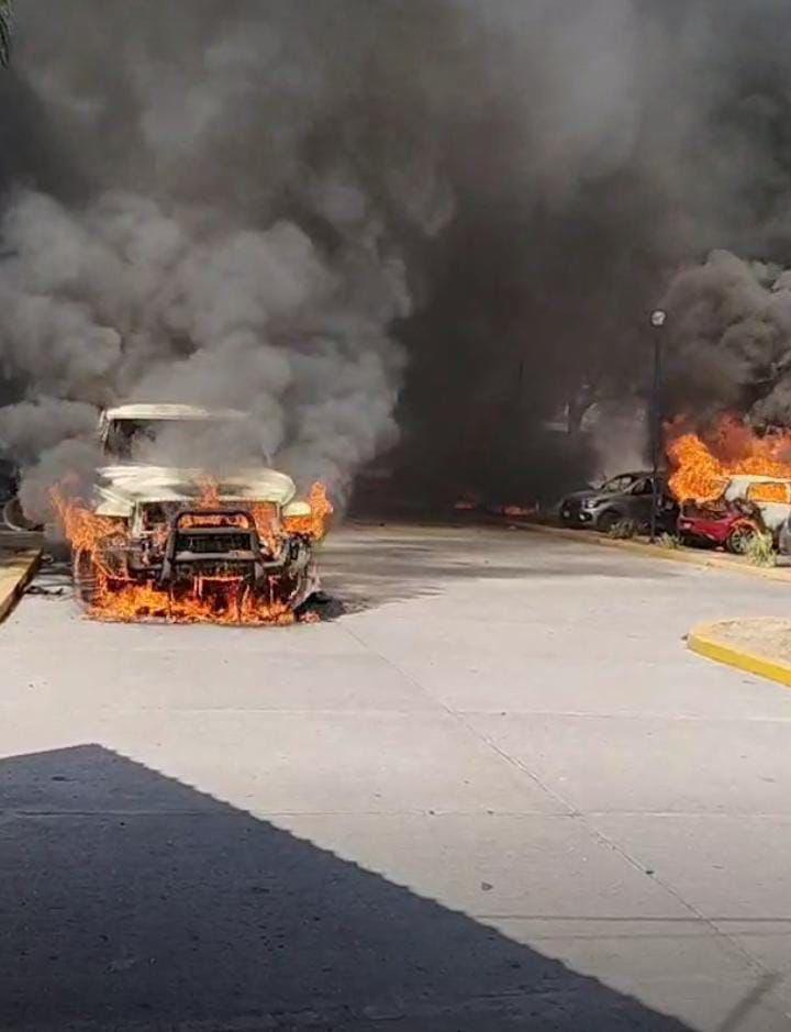 $!Normalistas de Ayotzinapa irrumpen en la sede de la Fiscalía de Guerrero