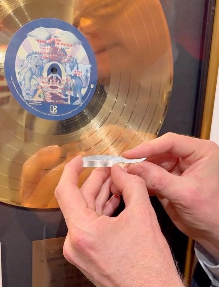 $!El peine de plata para bigote de la firma Tiffany &amp; Co, subastado en 189 mil dólares.