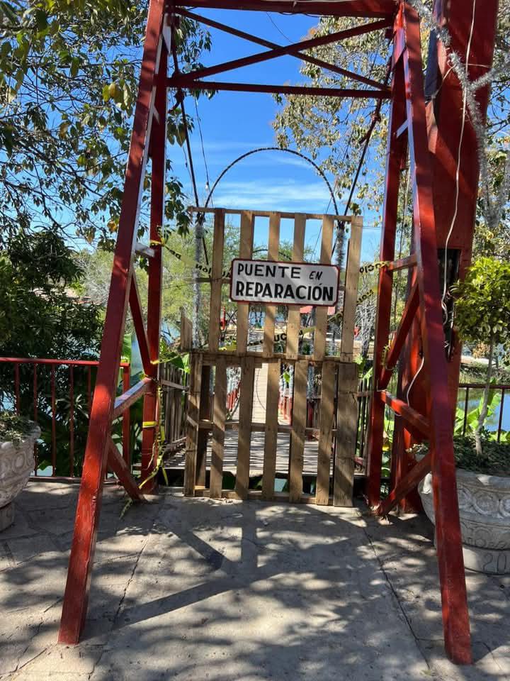 $!Cierran puente colgante por reparaciones en Rosario