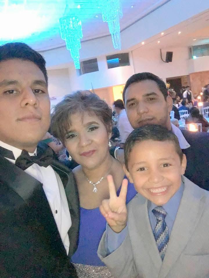 $!Con sus hijos y su nieto.