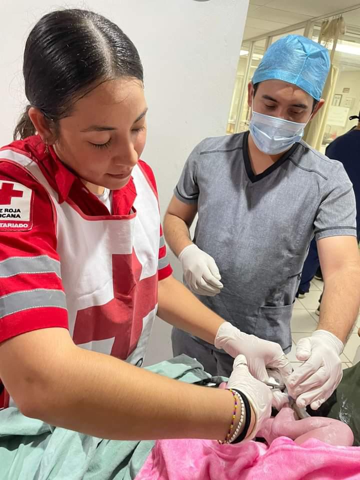 $!Viven socorristas de Cruz Roja, en primera fila, el nacimiento de Victoria en Culiacán