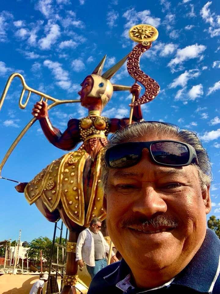 $!El escultor en un de sus muchos “Monigotes” carnavaleros.