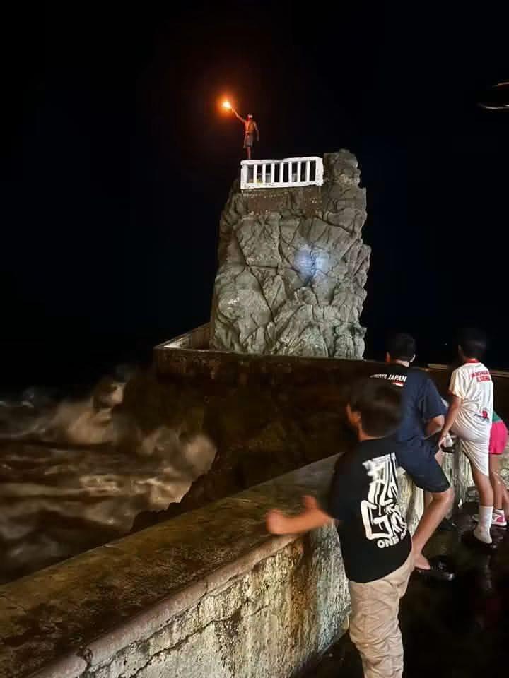 $!Clavadista se lanza desde la Sánchez Taboada y desaparece en el mar en Mazatlán