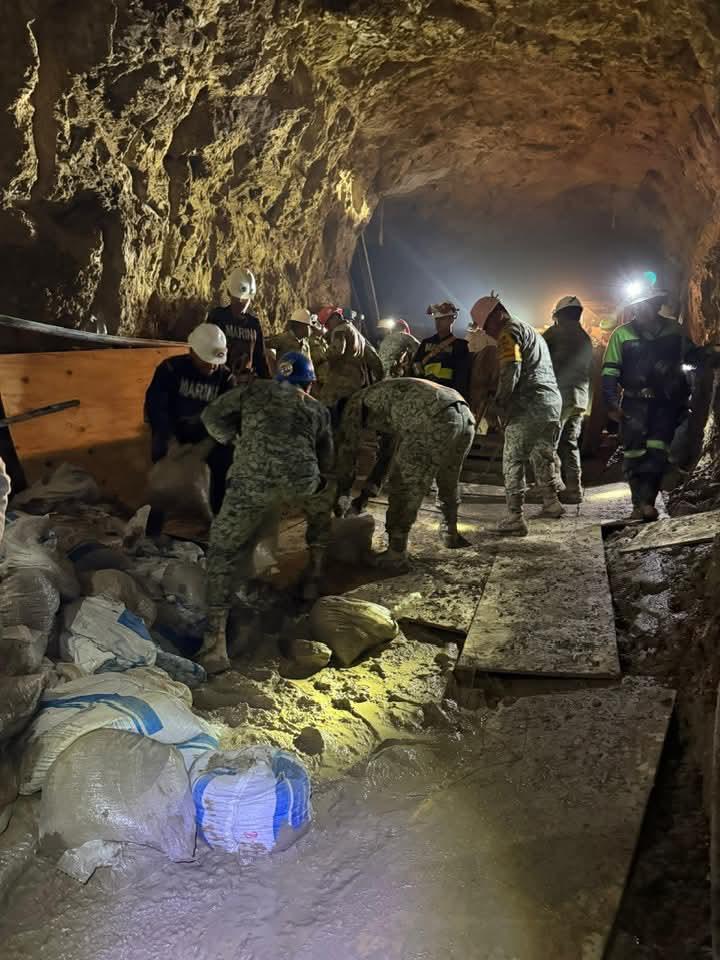 $!Mantienen familias esperanza en rescate de mineros atrapados en Rosario