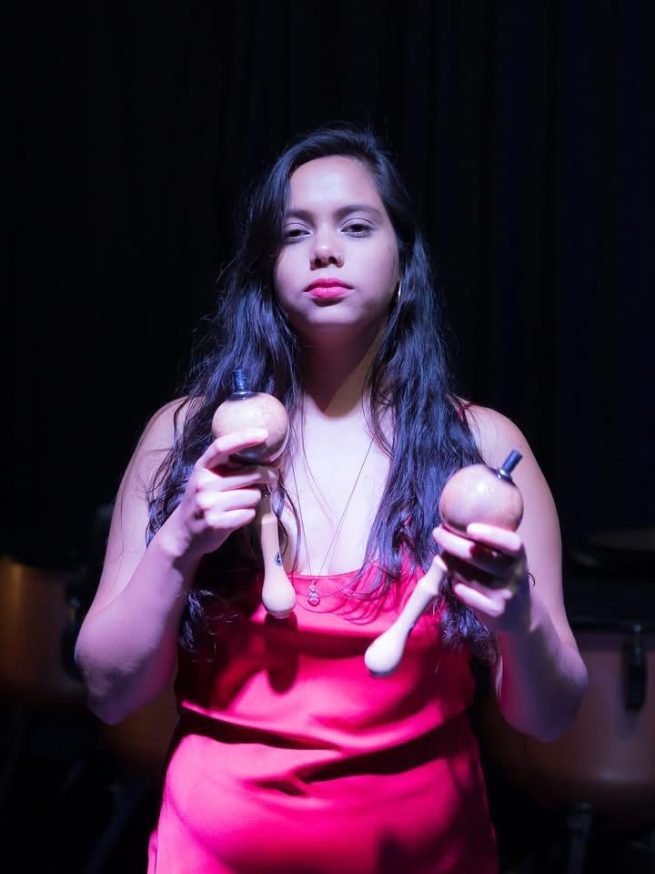 $!Su concierto de titulación incluye la pieza Temazcal, que exige sincronizarse con una pista pregrabada mientras ejecuta sonidos rituales con maracas.