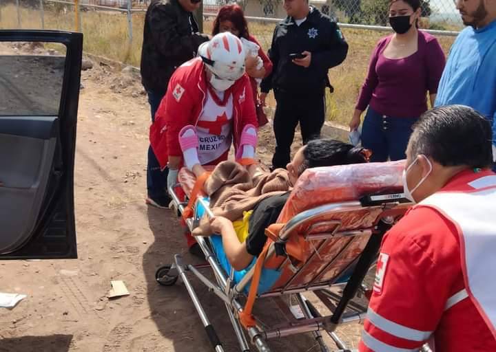 Mujer da a luz en campo agrícola por la carretera a Culiacancito