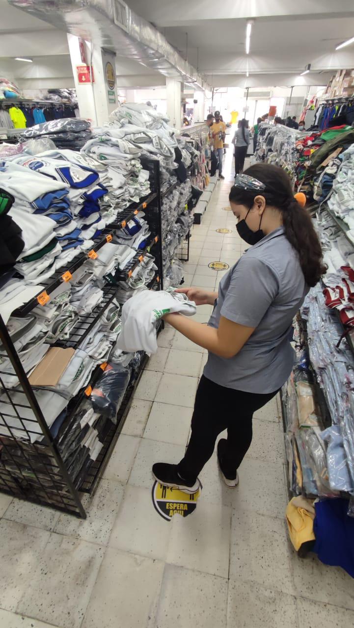 $!Arrecian compras de uniformes para jóvenes de bachillerato en Mazatlán; este lunes, el canje en nivel básico
