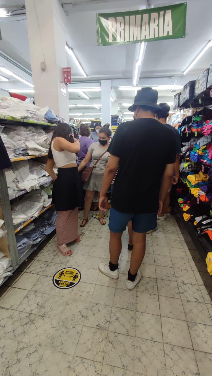 $!Arrecian compras de uniformes para jóvenes de bachillerato en Mazatlán; este lunes, el canje en nivel básico