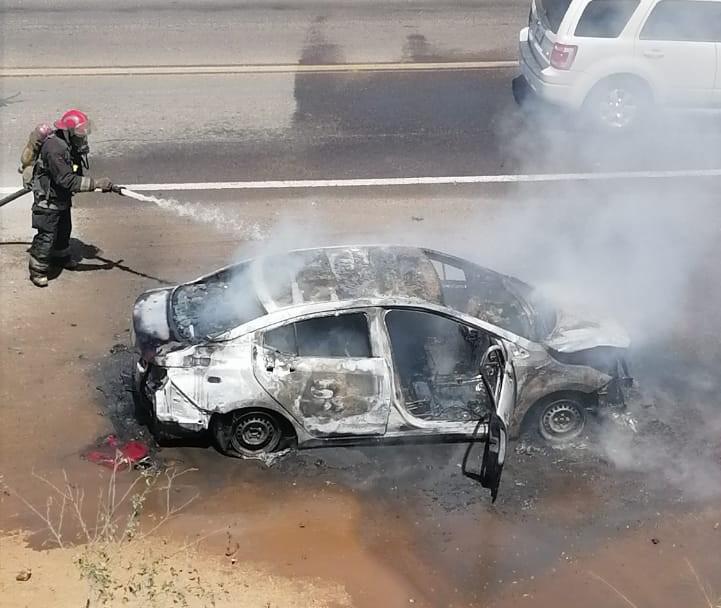 $!Auto se incendia por falla mecánica en la carretera Libre Mazatlán-Culiacán; no hay lesionados