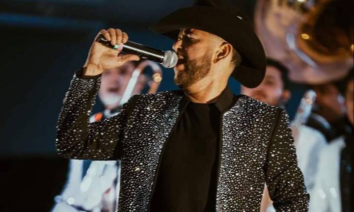 Toño Lizárraga presenta su nuevo sencillo “4 Botes”.