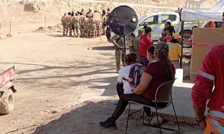 En la mina en la sierra de Rosario mantienen operativo para el rescate de cuatro mineros.