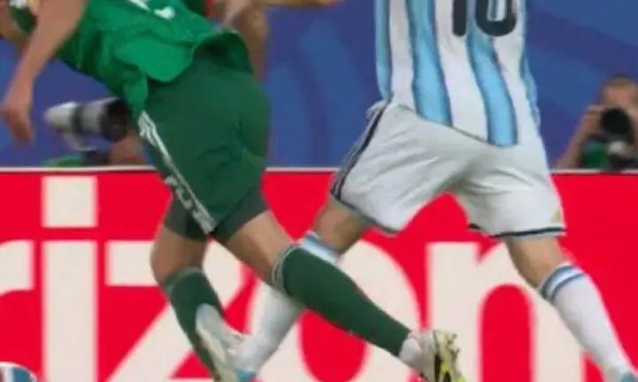 La polémica patada de Messi que no recibió tarjeta.