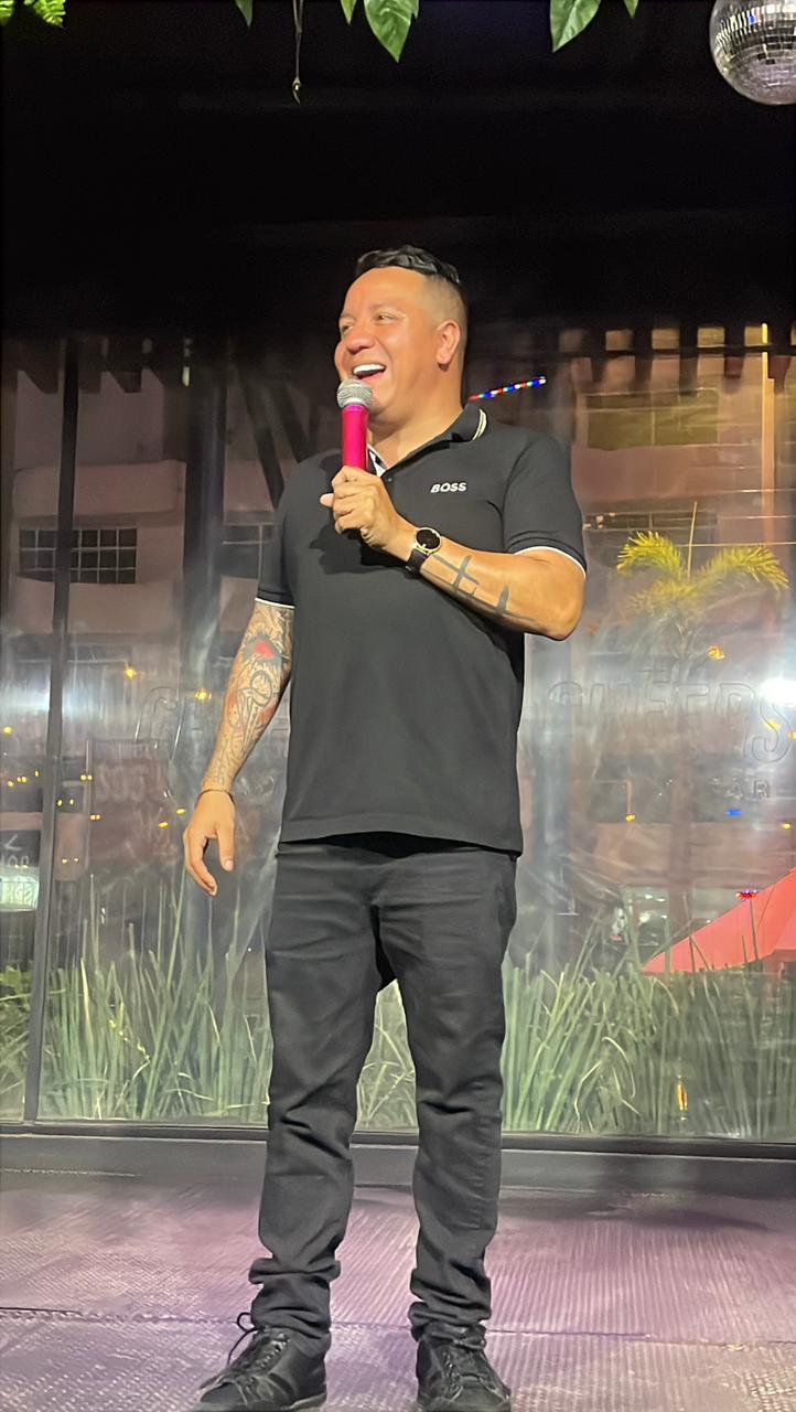 $!Alan Saldaña provoca carcajadas y llena Cheers Restobar