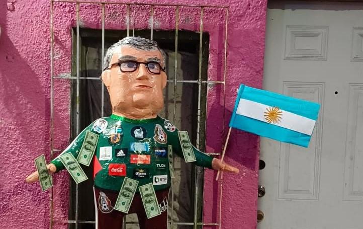 Lanzan piñata del Tata Martino llena de dólares
