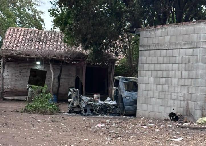 $!Encuentran cuerpo carbonizado una persona y tres camionetas calcinadas en Amole, cerca de El Quelite