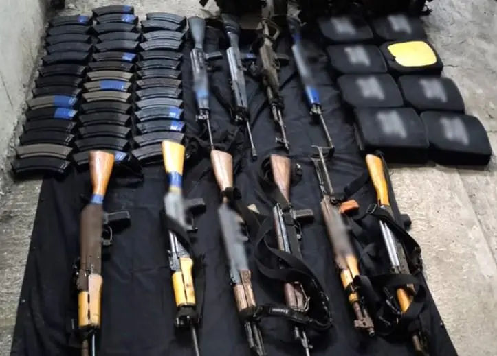 $!Detienen a 10 con arsenal en Escuinapa; les aseguran armas, explosivos y equipo táctico