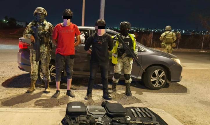 Las dos personas fueron detenidas con armamento, droga y un vehículo robado en Culiacán.