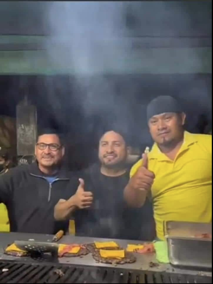 $!Canta Julión Álvarez a fans en un transporte público