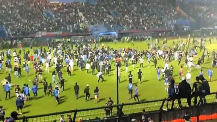 Casi 200 personas fallecieron tras la estampida en un juego de futbol en Indonesia.