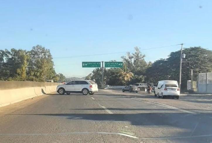 $!Queman vehículos y bloquean paso a la altura de El Habal; están cerrados los accesos y salidas a Mazatlán