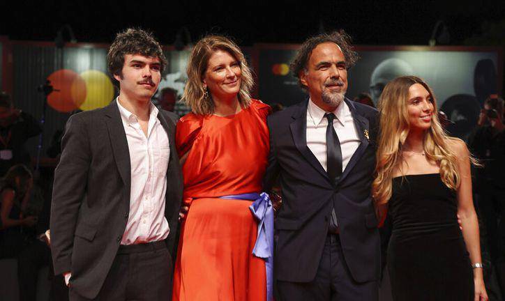 El cineasta arribó al Festival Internacional de Cine de Venecia con toda su familia.