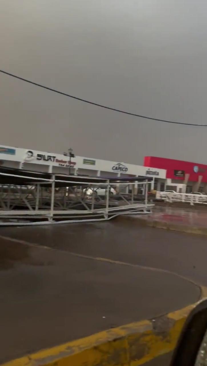 $!En Culiacán, fuertes vientos provocan la caída de espectacular y de un semáforo en el sector UAdeO