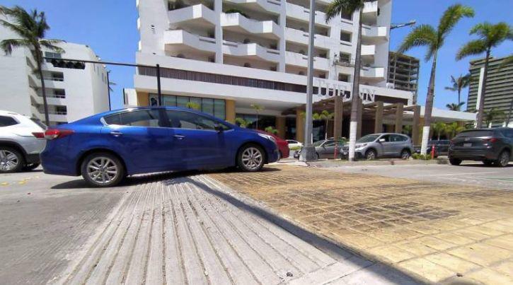 Pasos peatonales elevados no eran necesarios frente a hotel porque semáforos estaban funcionando bien: Conductores
