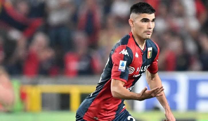 Johan Vásquez sale lesionado en el empate del Genoa