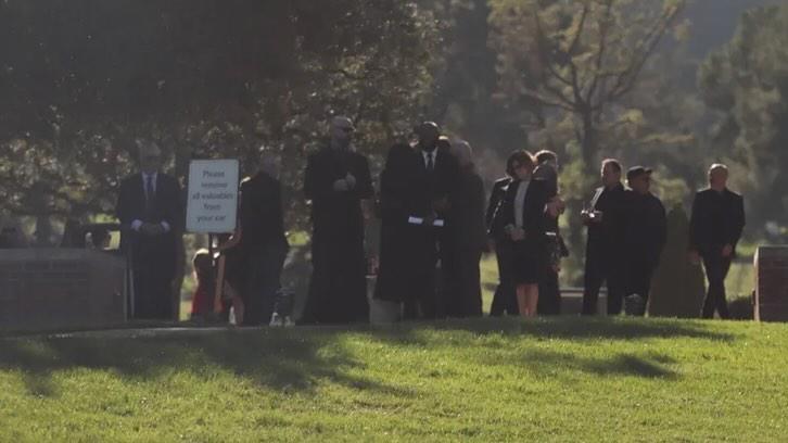 $!El funeral se llevó a cabo en el Forest Lawn Memorial Park en Los Ángeles.