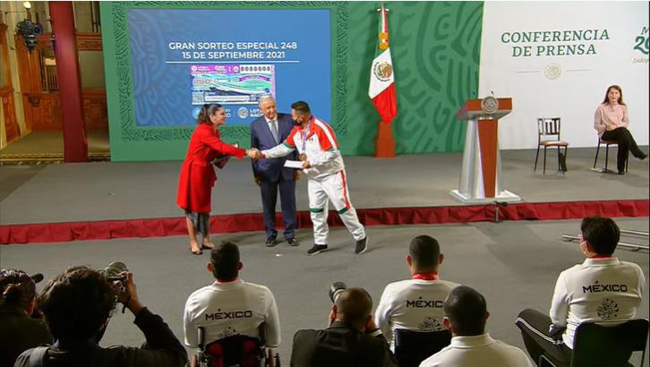 $!Sinaloense Juan Diego García recibe de AMLO premio económico por su oro en Tokio 2020