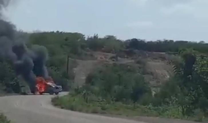 Al menos dos vehículos habrían sido quemados en Sinaloa de Leyva para bloquear el acceso a la zona.