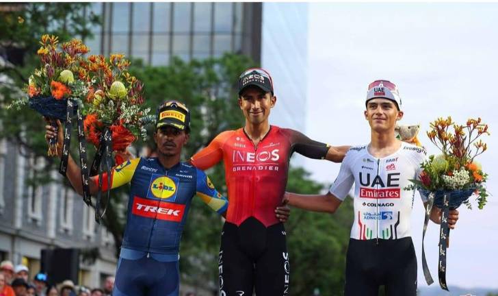 Isaac del Toro (der.) logra el tercer lugar en el critérium.
