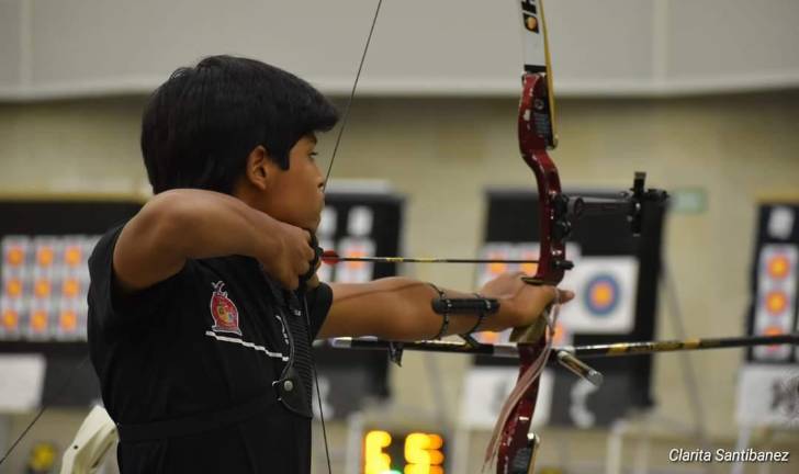 Rafael Aguilar Godínez gana la categoría Infantil Mixto de la modalidad arco recurvo.