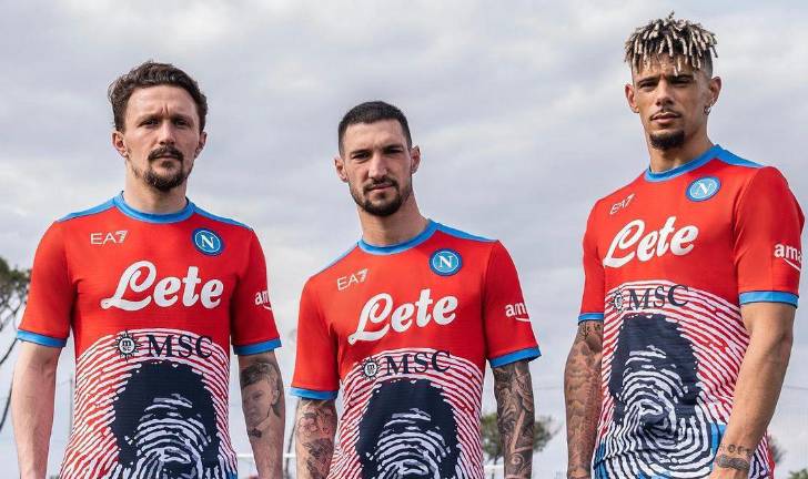 Las camisetas en honor a Maradona.