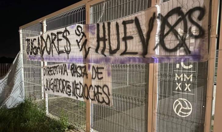 Cuelgan mantas en el Kraken para reprochar mal torneo del Mazatlán FC