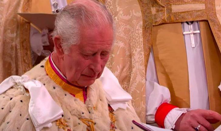 El Rey Carlos III recibe la corona de la monarquía británica.